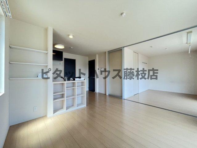 拡大写真：藤枝市高柳 1階102の居間