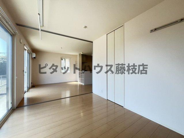 拡大写真：藤枝市高柳 1階102の居間