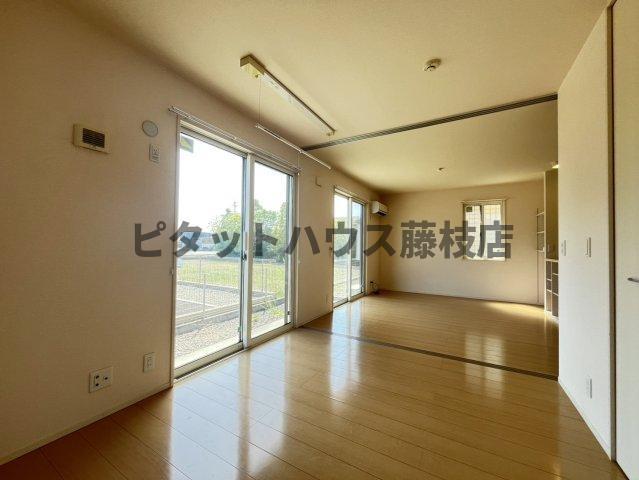 拡大写真：藤枝市高柳 1階102の居間