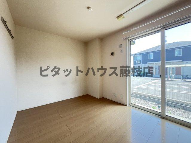 拡大写真：藤枝市高柳 1階102の居間