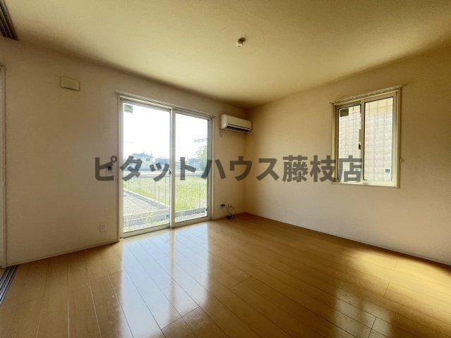 拡大写真：藤枝市高柳 1階102の居間