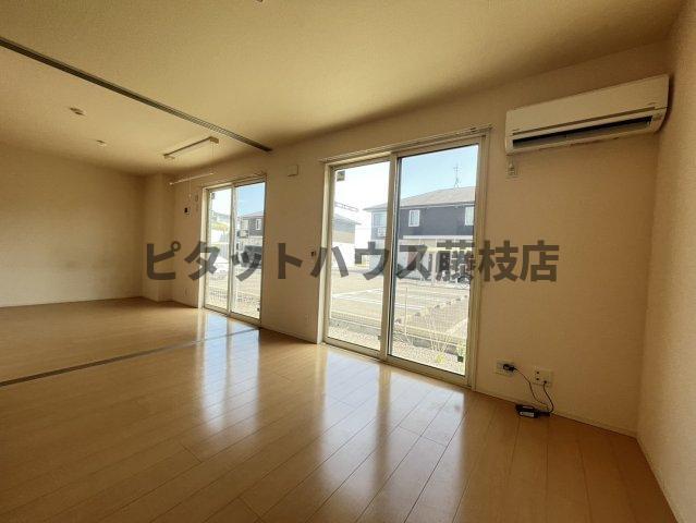 拡大写真：藤枝市高柳 1階102の居間