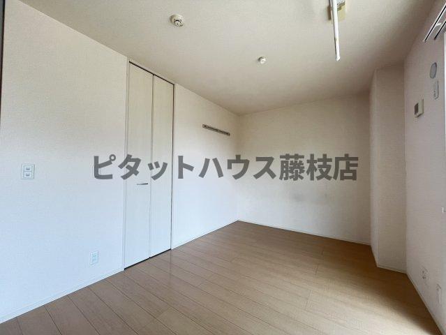 拡大写真：藤枝市高柳 1階102の居間