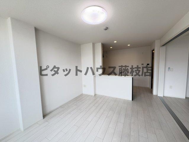 拡大写真：藤枝市高柳１丁目 2階202の居間