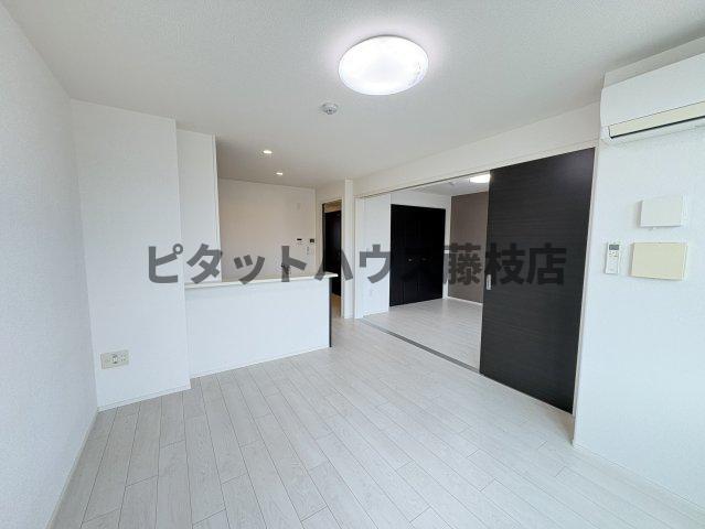 拡大写真：藤枝市高柳１丁目 2階202の居間