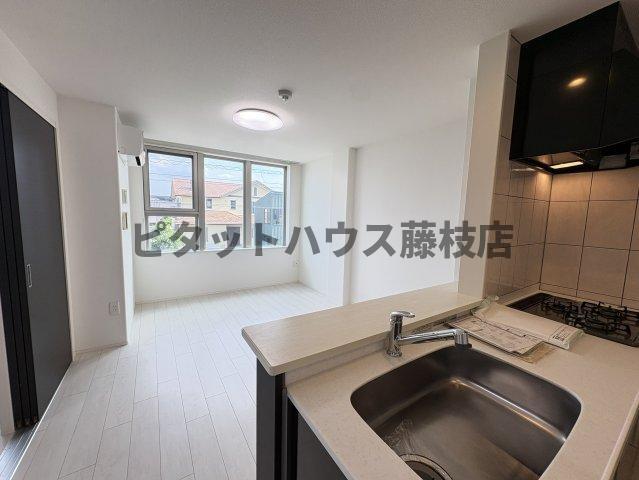 拡大写真：藤枝市高柳１丁目 2階202の居間