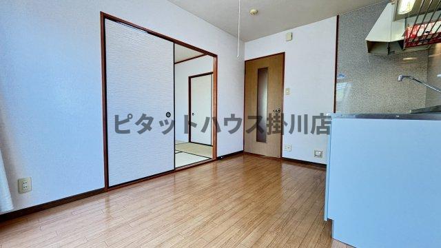 拡大写真:掛川市富部 1階106の居間