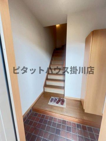 拡大写真:袋井市愛野南2丁目 2階202の玄関