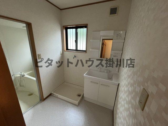 拡大写真:袋井市村松 1階1の独立洗面台