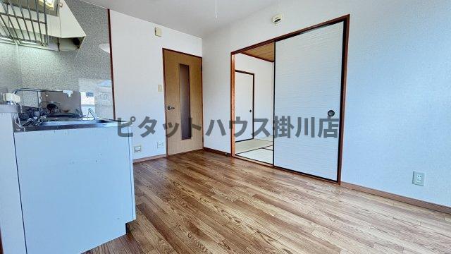 拡大写真:掛川市富部 1階102の居間