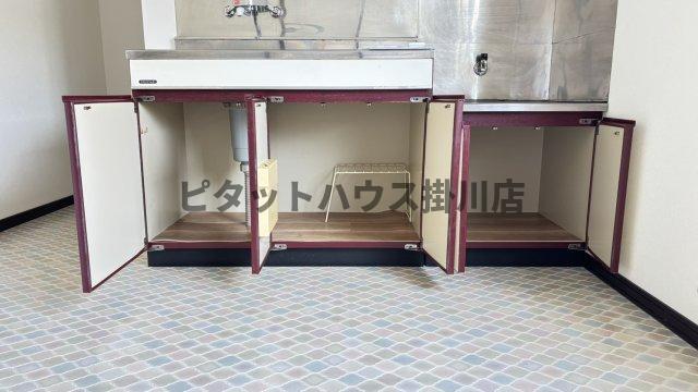 拡大写真:掛川市十九首 1階102の収納