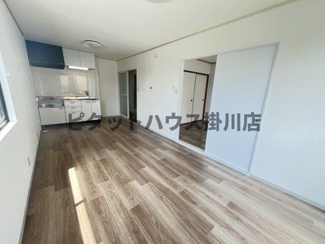 拡大写真:袋井市鷲巣 1階102の居間