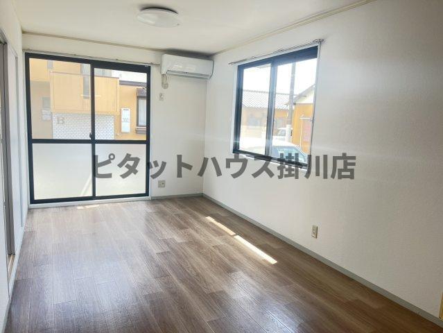 拡大写真:袋井市鷲巣 1階102の居間