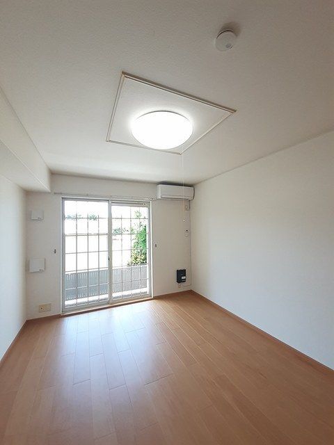拡大写真:袋井市高尾 1階102の洋室