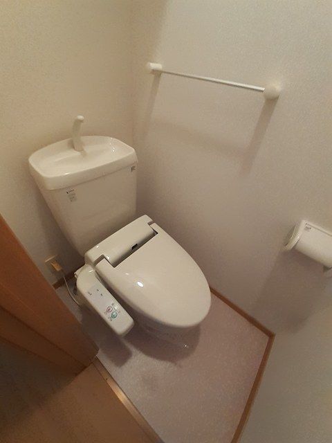 拡大写真:袋井市高尾 1階102のトイレ