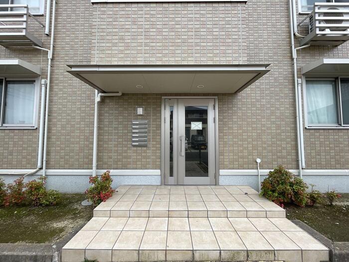 拡大写真:袋井市堀越3丁目 3階302のエントランス