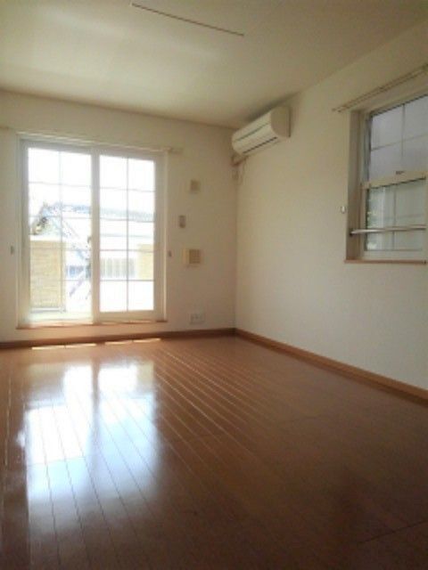 拡大写真:周智郡森町飯田 2階203の居間