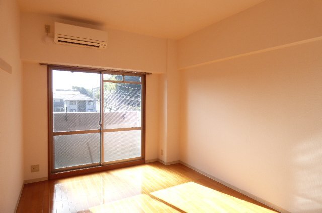 拡大写真:けやき通り 4階402の居間