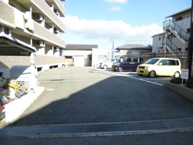 拡大写真:神戸市垂水区名谷町字室山 3階305の敷地内駐車場月額10800円〜完備