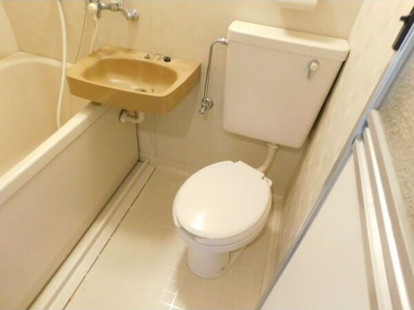 拡大写真：神戸市灘区岩屋北町７丁目 4階404の洗面所