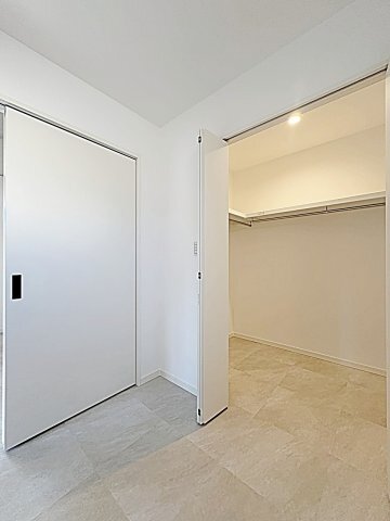 拡大写真:Celenest高岳 4階401のウォークインクロゼット