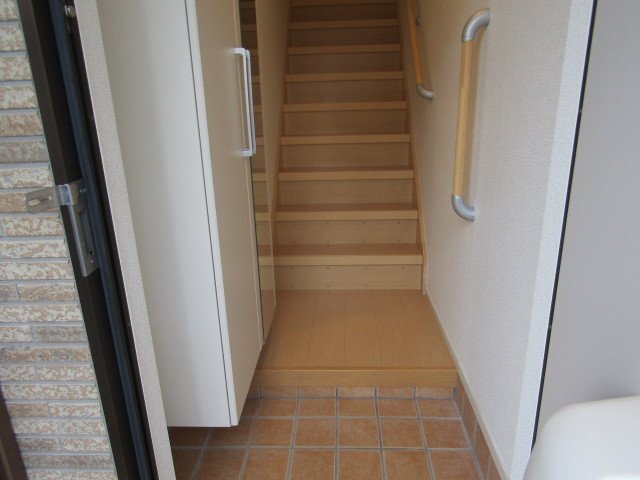 拡大写真：メゾンブローテⅡ 2階201の玄関