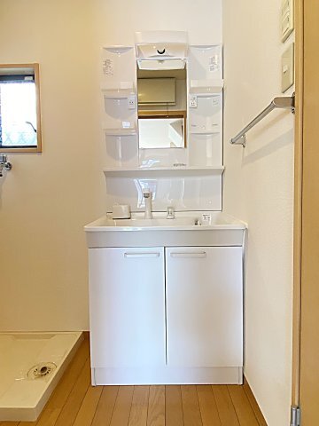 拡大写真:アプトエーデルワイス 2階Aの独立洗面台