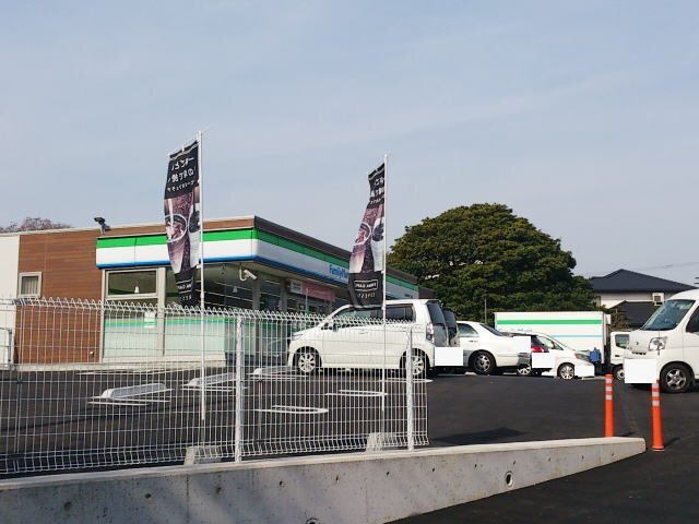 拡大写真:ラ・ポーズ葛原 3階301のファミリーマートまで650m