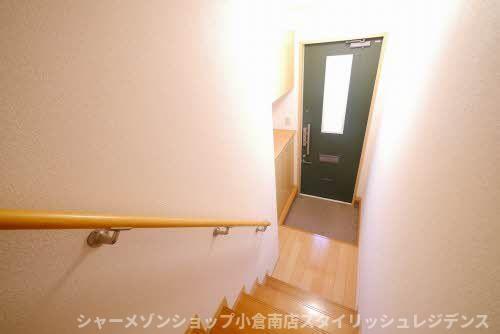 拡大写真:シャーメゾン朽網 B棟 2階202の玄関