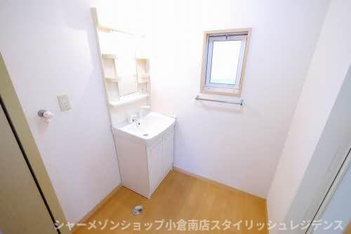 拡大写真:シャーメゾン朽網 B棟 2階202の洗面所