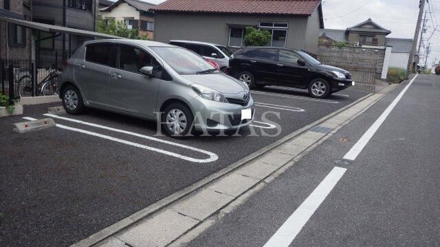 拡大写真:ファミリア富士塚 1階102の駐車場