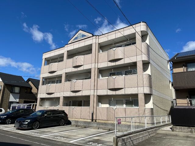 拡大写真：セフティ上坂 3階302の外観写真（昼）