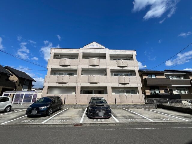 拡大写真：セフティ上坂 3階302の外観写真（昼）