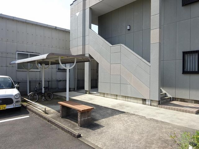 拡大写真:アイフレンド・Kiss 1階102の外観写真(昼)