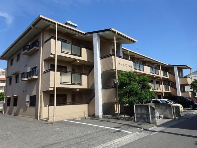 拡大写真：サンハイツ大畑 3階305の外観写真（昼）