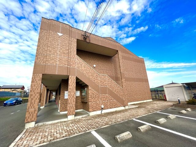 拡大写真:パイン ヒルズⅠ 2階206の外観写真(昼)