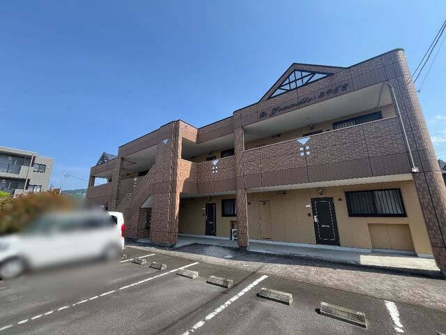 拡大写真：グランディール・みやざき 1階102の外観写真（昼）