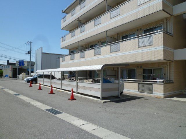 拡大写真：ラ・ティーダ 1階101の外観写真（昼）