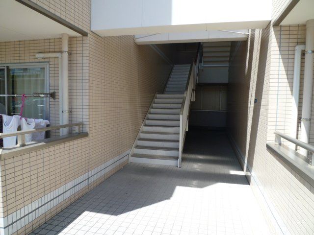 拡大写真：ラ・ティーダ 1階101の外観写真（昼）