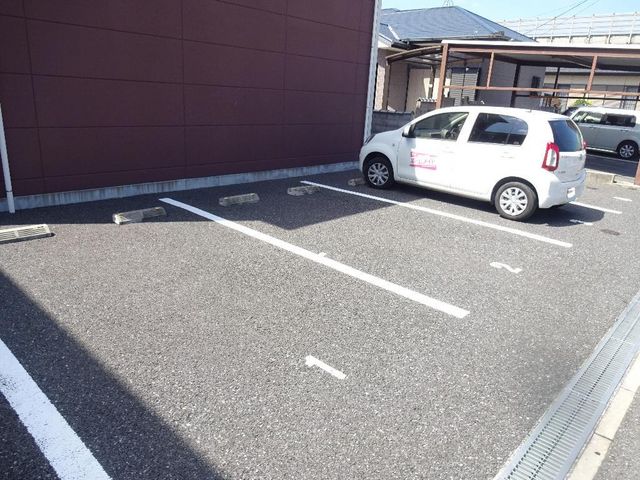 拡大写真：ヴィラージュ新木屋瀬　 2階201の外観写真（昼）
