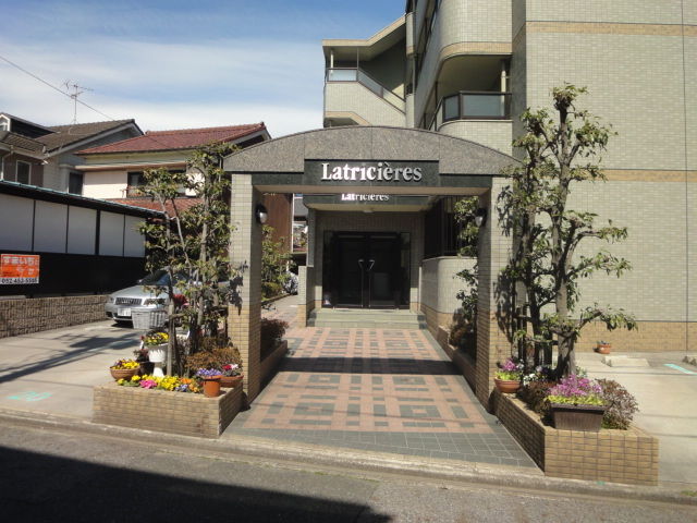 拡大写真:ラトリシエール 4階407の外観写真(昼)