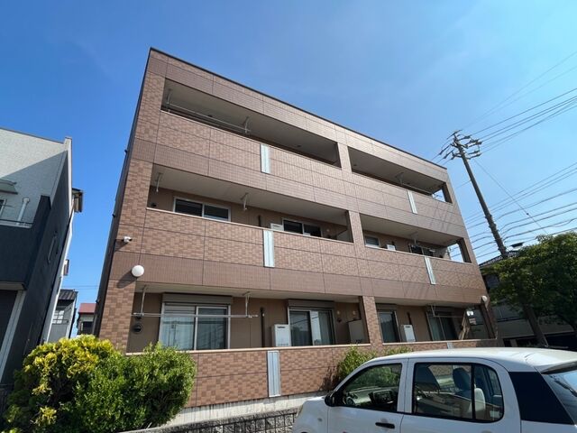 拡大写真:ユーハウスⅤ 3階302の外観写真(昼)
