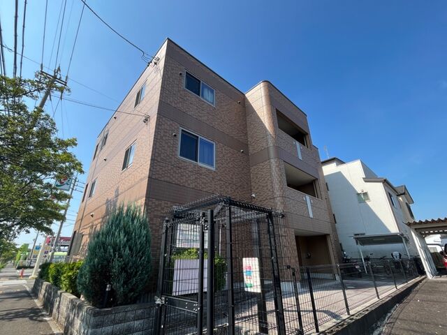 拡大写真:ユーハウスⅤ 3階302の外観写真(昼)