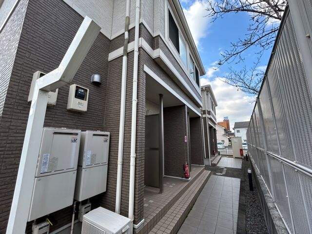 拡大写真:エンジェルハイム・パイン 1階101の外観写真(昼)