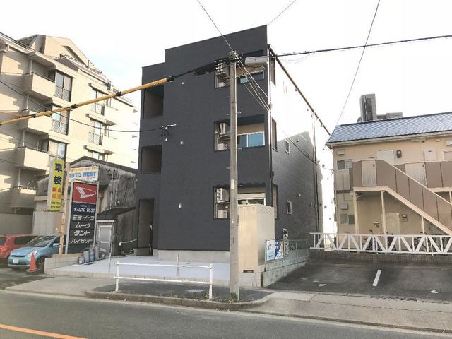拡大写真:Embellir Trois(アンベリールトロワ) 1階102の外観写真(昼)
