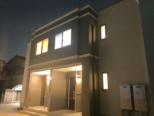 拡大写真:Confort (コンフォール) 1階102の外観写真(夜)
