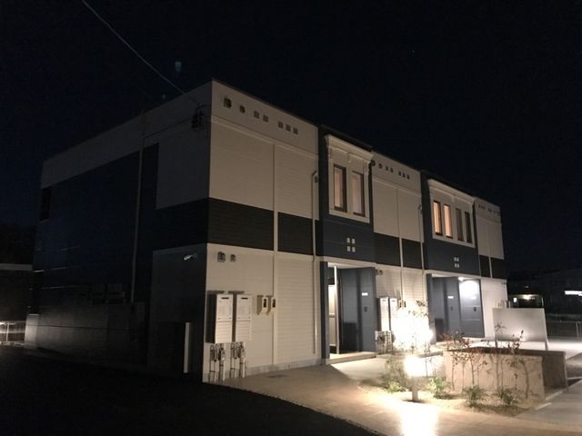 拡大写真:イースト・サンプレイス B 1階101の外観写真(夜)