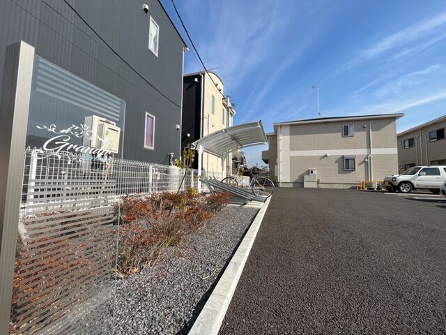 拡大写真：グランディール 1階102の外観写真（昼）