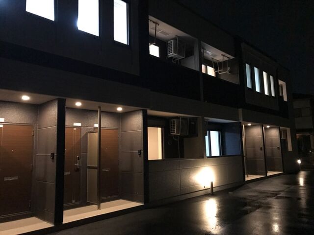 拡大写真:パインフォレスト浜の宮Ⅱ 2階201の外観写真(夜)