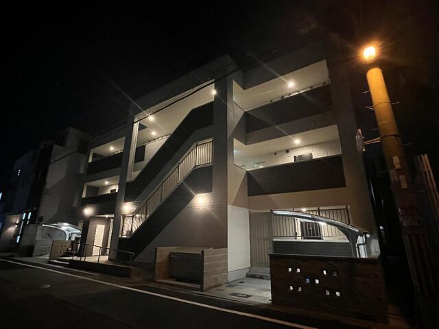 拡大写真:グランシャリオ 1階101の外観写真(夜)